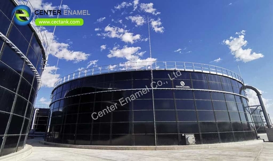 Escuro - tanques de aço aparafusados verdes do reator de CSTR para a água salgada das águas residuais